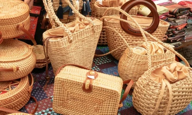 Sacs et paniers tressés en fibres naturelles de jacinthe d'eau