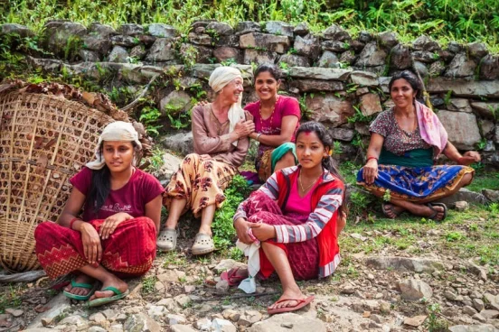 Groupe de femmes agricultrices indiennes assises dans les collines