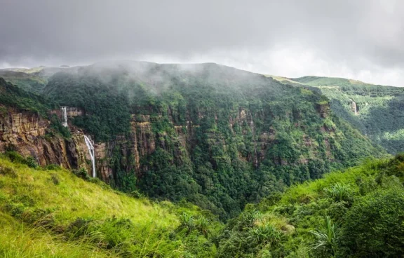 Collines verdoyantes et brumeuses du Meghalaya en Inde avec cascade