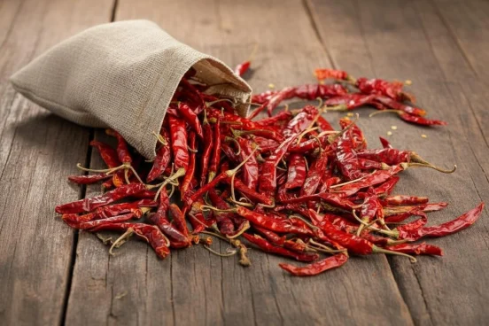 Piments rouges séchés dans un sac en toile de jute