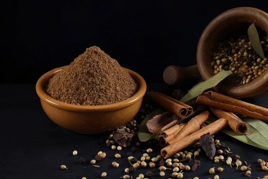 Un pot de Garam Masala illustré avec ses épices