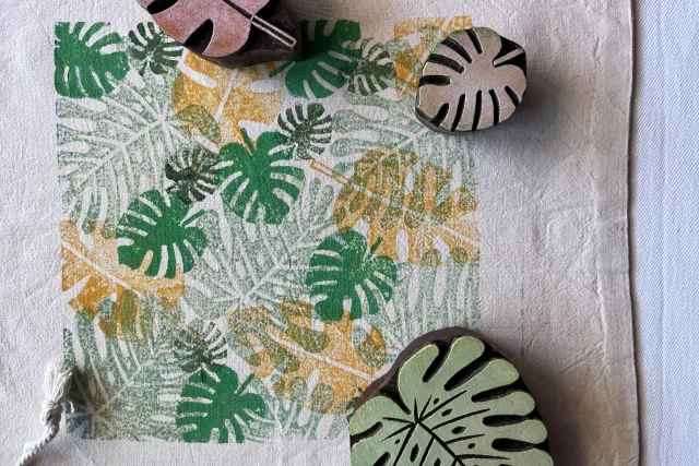 Une femme réalise du block-printing sur un papier