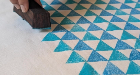 Impression de triangles bleus sur un tissu