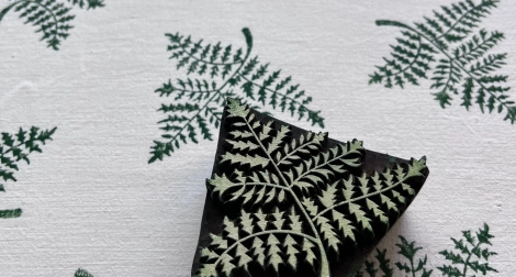 Bloc de bois au motif de fougère