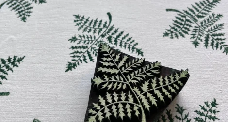 Bloc de bois au motif de fougère