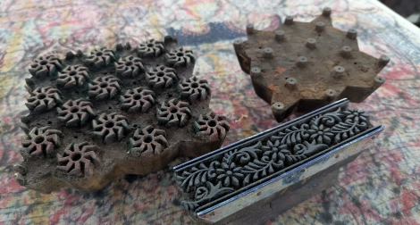 Des blocs de bois utilisés en Inde dans l'industrie textile