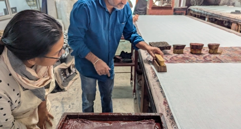 Le propriétaire de l'atelier nous explique et nous apprends le block printing