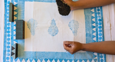 Mihika en train de réaliser une impression sur une taie d'oreiller