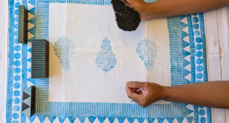 Mihika en train de réaliser une impression sur une taie d'oreiller