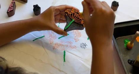 Mihika en plein atelier de block printing