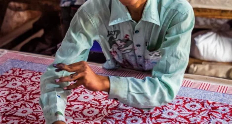 Giovane artigiano al lavoro a Jaipur
