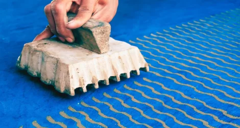 Stampa a blocco di onde su tessuto blu