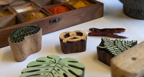 Des épices et des blocs de bois