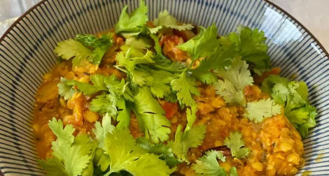 Dal tadka guarnito con coriandolo fresco