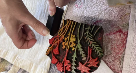 Blocco in legno carico di vernice multicolore