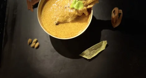 Chicken korma con spezie intere