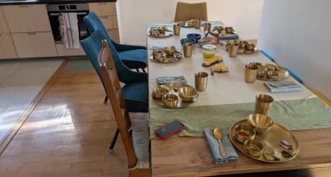 Tavola apparecchiata con thali in ottone per l'atelier