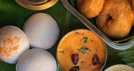Colazione dell'India del sud su foglia di banano