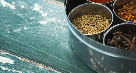 Scatola masala tradizionale in metallo