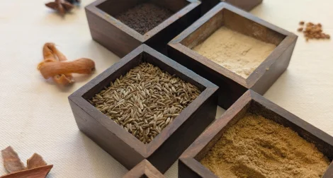 Des petites boîtes en bois pour stocker les épices, pratique !