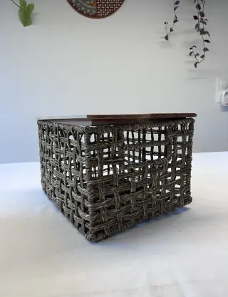Prodotto Cesto portaoggetti intrecciato naturale con coperchio in legno Immagine