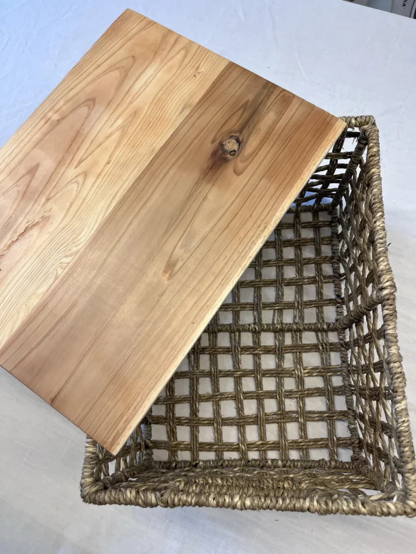 Cesto portaoggetti intrecciato naturale con coperchio in legno
