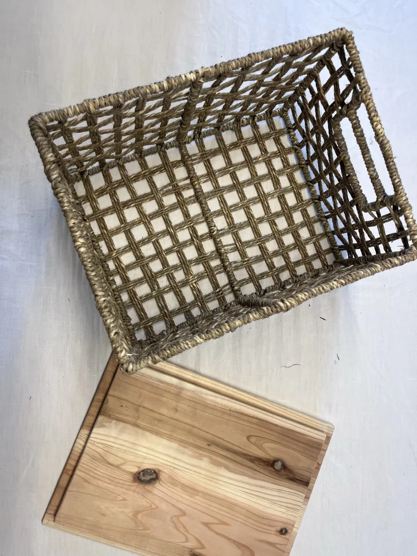 Cesto portaoggetti intrecciato naturale con coperchio in legno