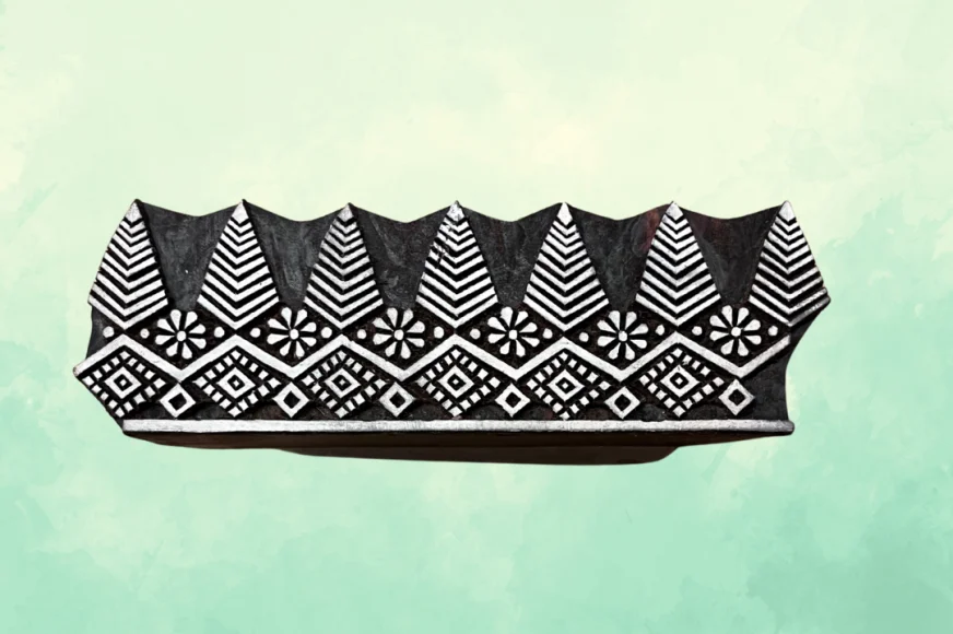 Bordure des fleurs et triangles