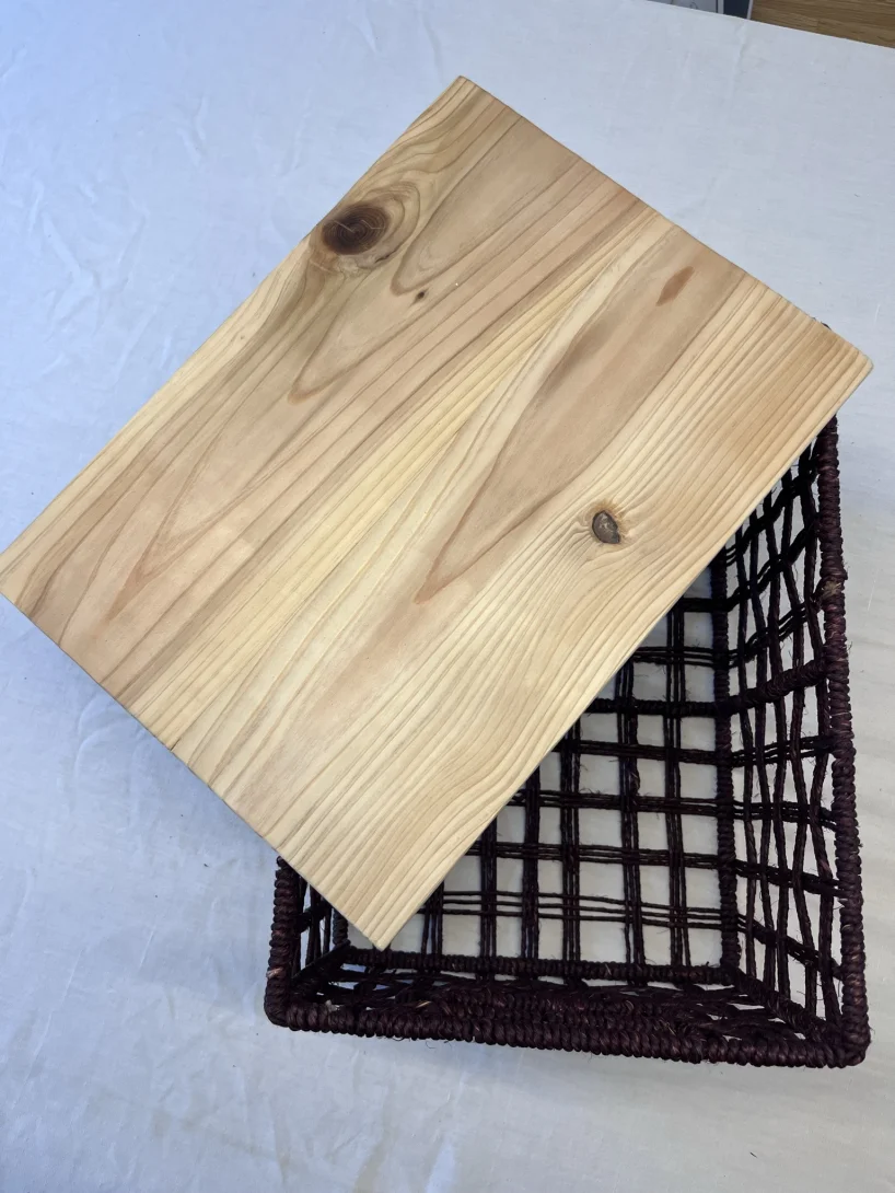Cesto portaoggetti intrecciato marrone con coperchio in legno