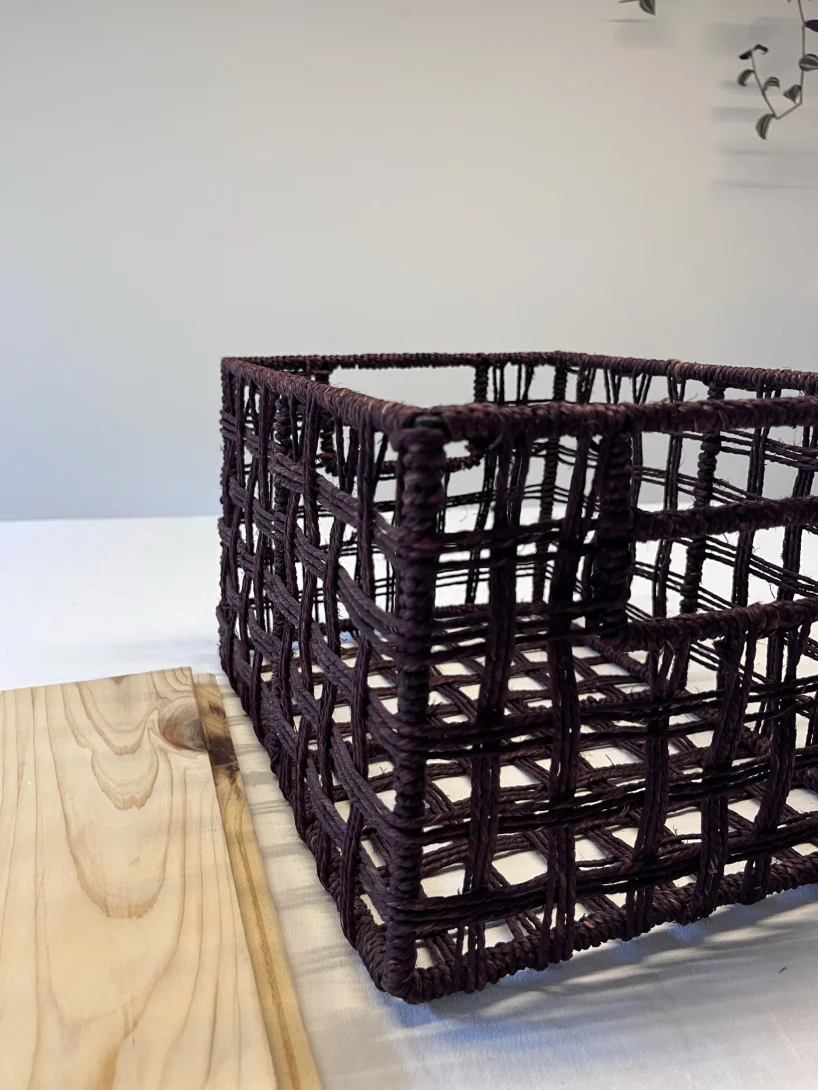 Cesto portaoggetti intrecciato marrone con coperchio in legno