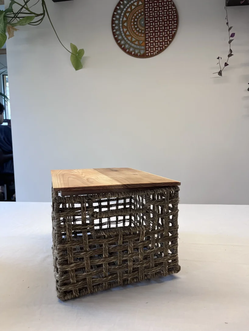 Cesto portaoggetti intrecciato naturale con coperchio in legno