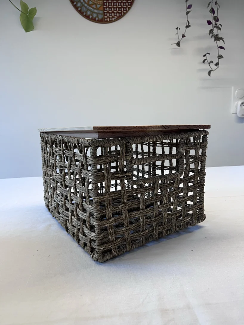 Cesto portaoggetti intrecciato naturale con coperchio in legno