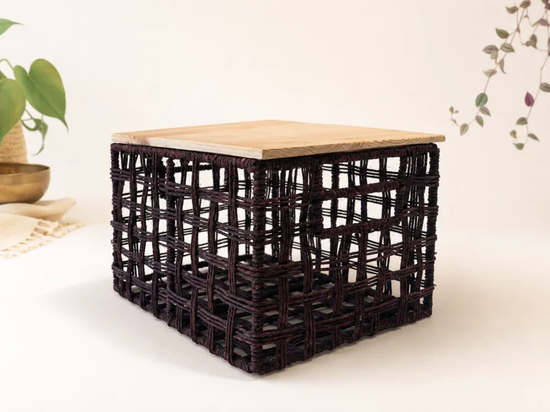 Panier de rangement tressé marron avec couvercle en bois
