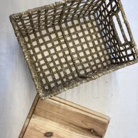 Cesto portaoggetti intrecciato naturale con coperchio in legno