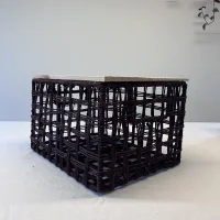Cesto portaoggetti intrecciato marrone con coperchio in legno