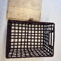Cesto portaoggetti intrecciato marrone con coperchio in legno