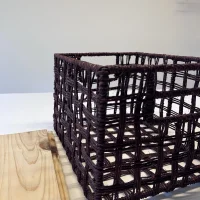 Cesto portaoggetti intrecciato marrone con coperchio in legno
