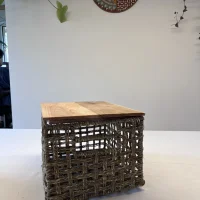 Cesto portaoggetti intrecciato naturale con coperchio in legno