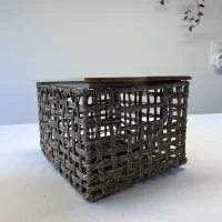 Cesto portaoggetti intrecciato naturale con coperchio in legno