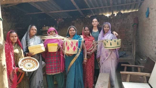 Groupe artisanes indiennes avec Mihika et leurs créations