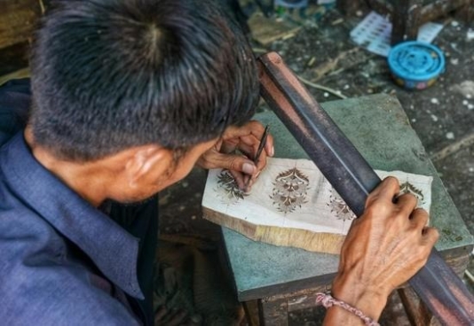 Artiste indien en train de tailler un bloc