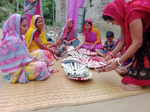 Artisanes indiennes présentant leurs vanneries colorées en fibres sauvages