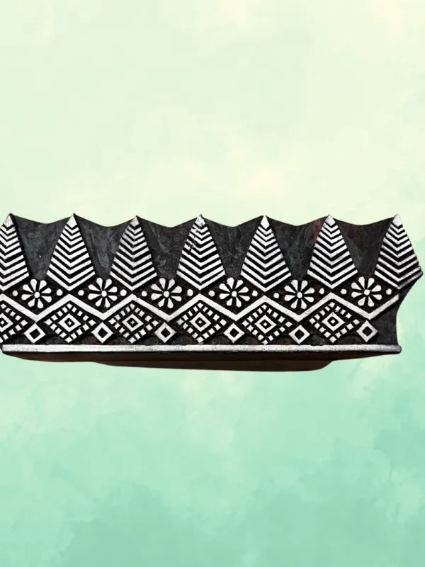 Bordure des fleurs et triangles