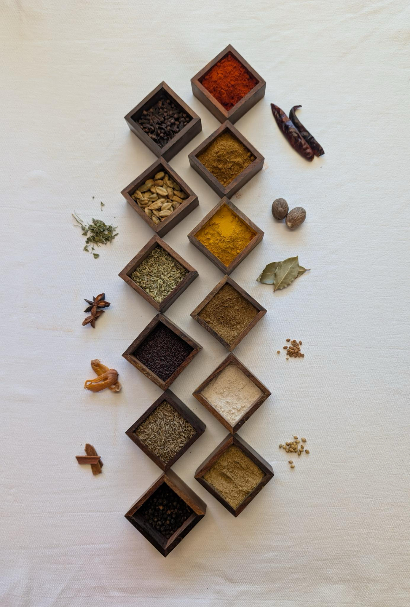 Des boîtes d'épices variées